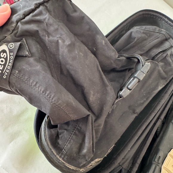 NEOS Size Large OverShoes in Carrying Case - Picture 3 of 4